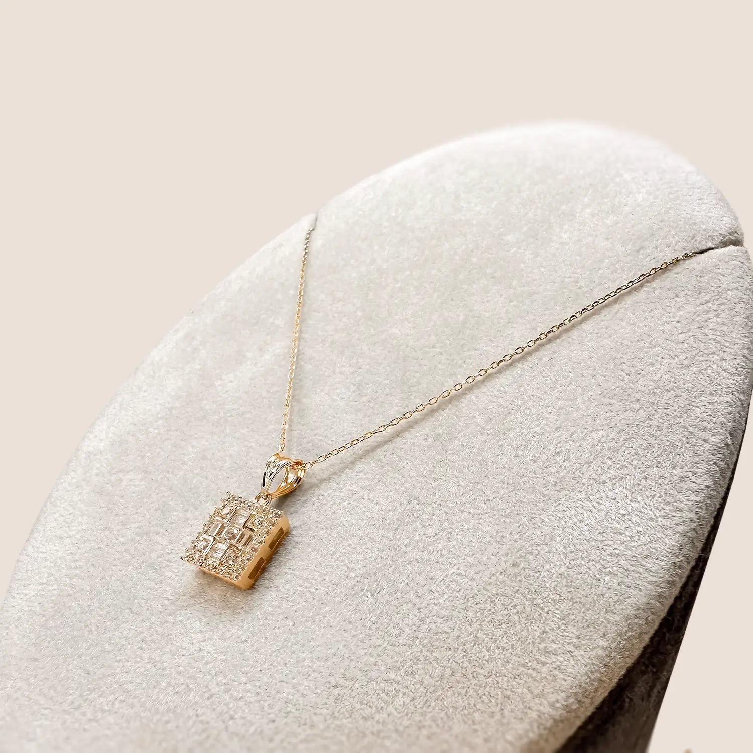 Gold Kubi Kette: Minimalistische Kette mit Kubi-Anhänger und Zirkonia aus 14 Karat Gelbgold- Anadolu Juweliere