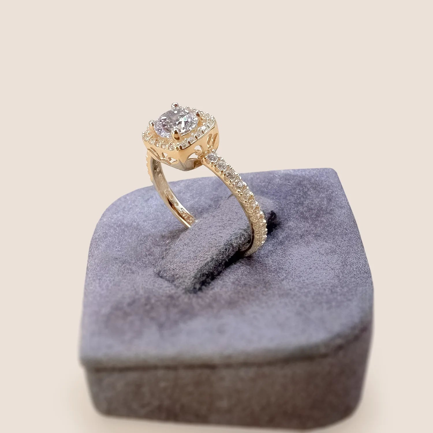 Goldring mit rundem Zirkonia-Stein und funkelnden Akzenten