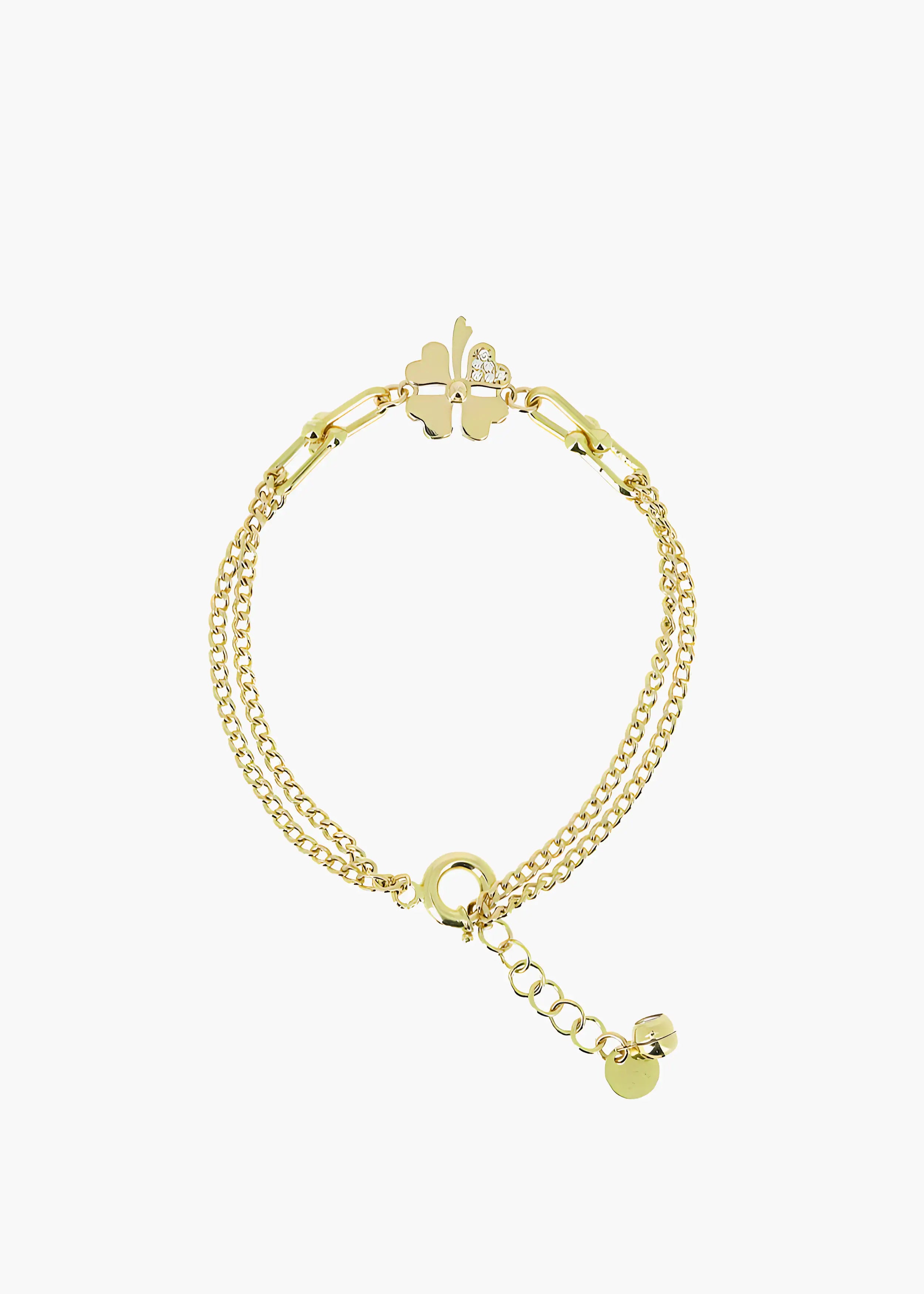 Goldenes Armband mit doppelter Gliederkette und einem vierblättrigen Kleeblatt-Anhänger aus vier Herzchen, besetzt mit funkelnden Steinen.