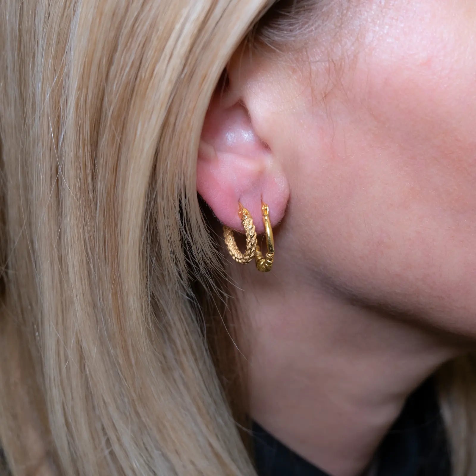Kugel Hoop Ohrringe aus 22 Karat (916er) Gelbgold mit Klappverschluss – klassisch, elegant und vielseitig
