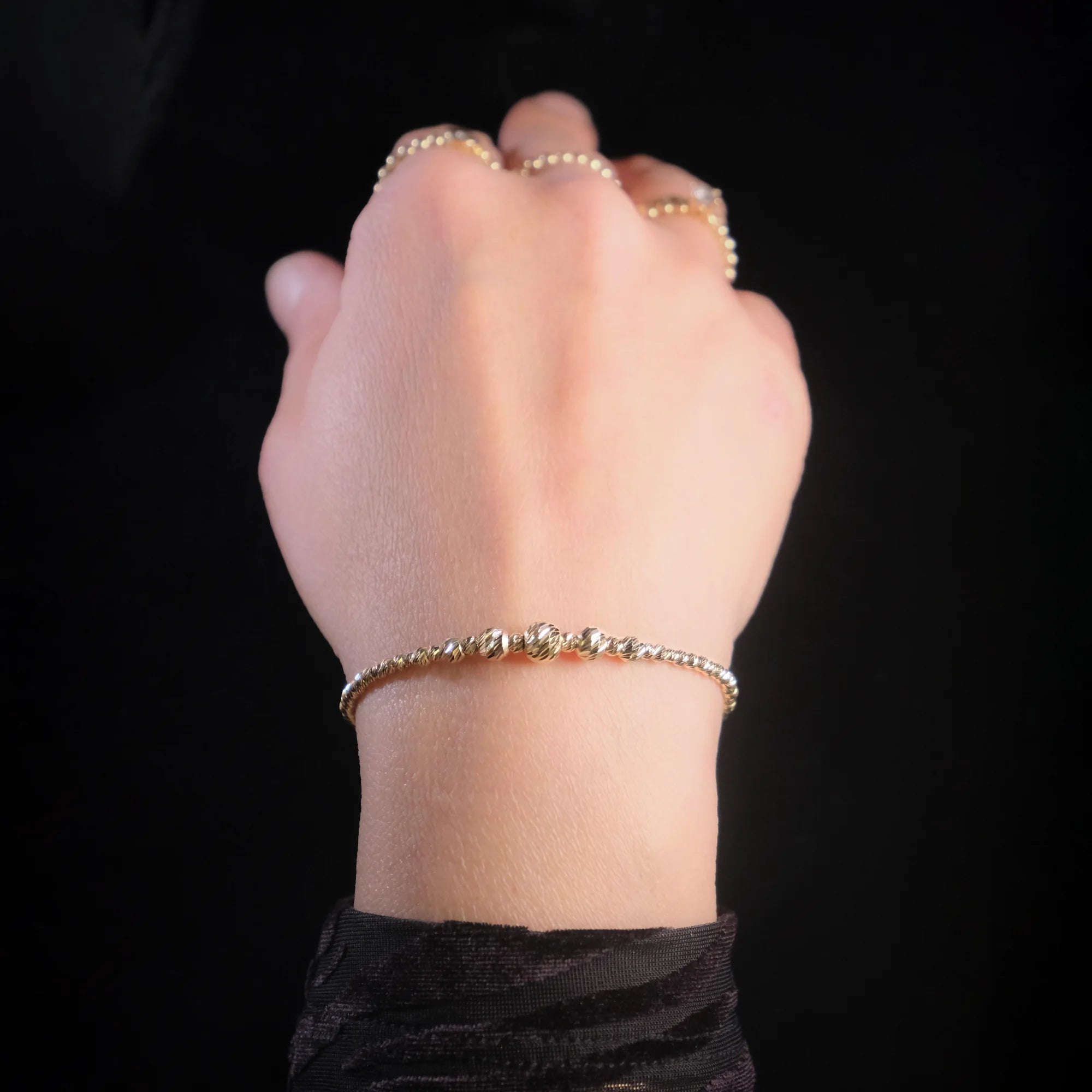 Kugel Armband aus 14 Karat (585er) Echtgold mit drei großen Kugeln und filigranen kleinen Kugeln im Kettenstil