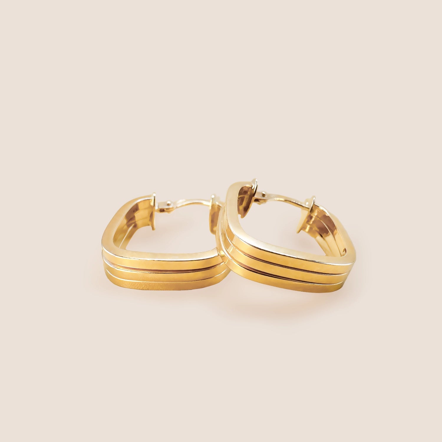 Quadratischer Celeron Gold-Ohrring aus 14 Karat Gelbgold mit Klappverschluss – Minimalistisch und klassisch in glänzendem Goldton