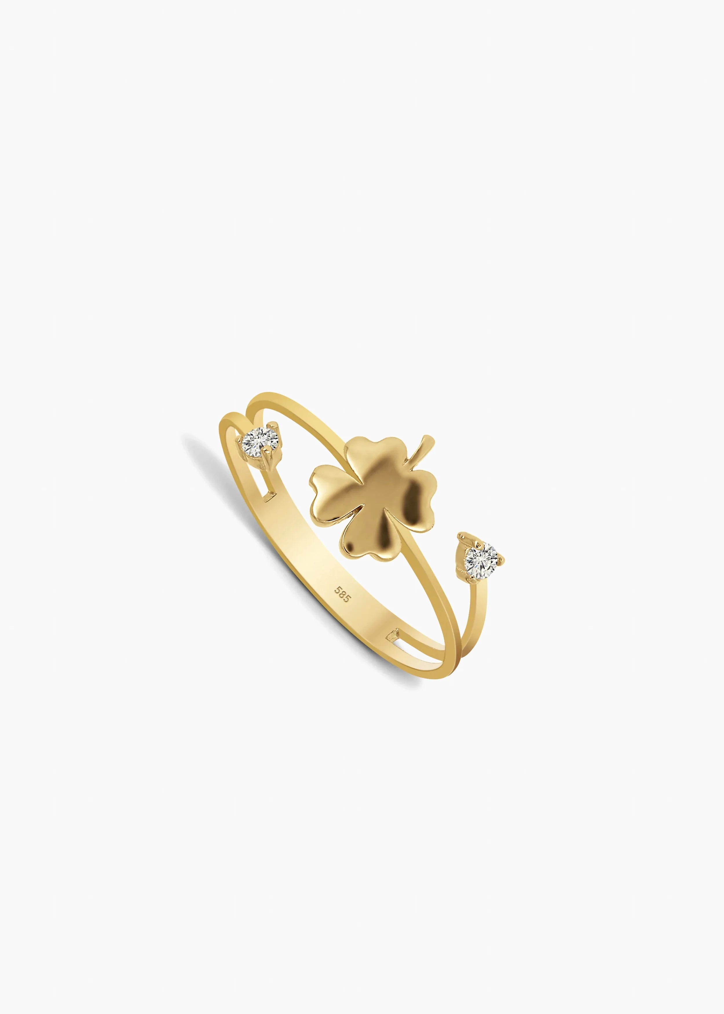 Goldener Ring mit geflochtenem Band und einem vierblättrigen Kleeblatt-Anhänger aus herzförmigen Elementen mit weißem Emaille