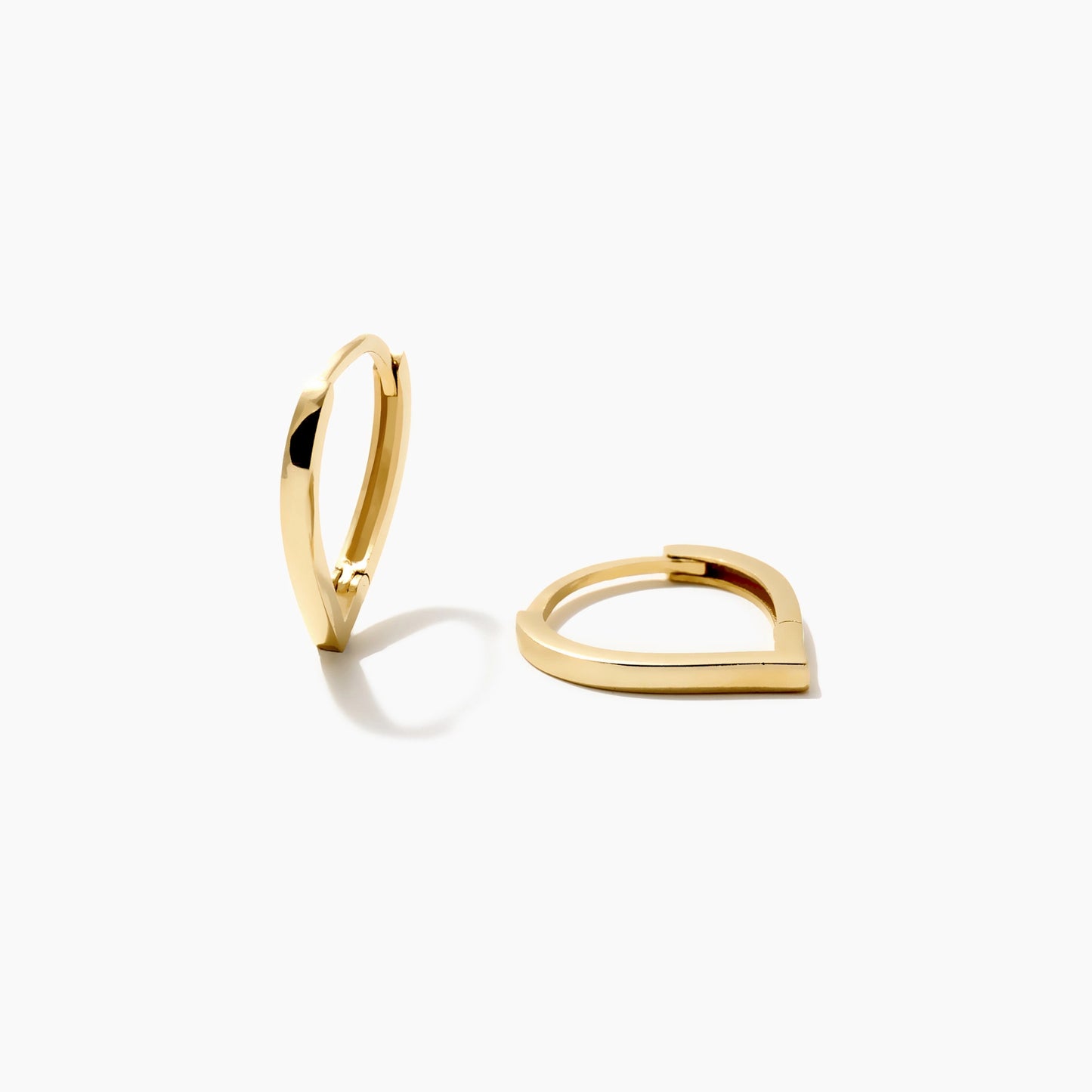 Apex 14K Gold-Huggie-Ohrringe mit V-förmigem Einschnitt. 16,4 mm hoch, Scharnier-Verschluss, hypoallergen.