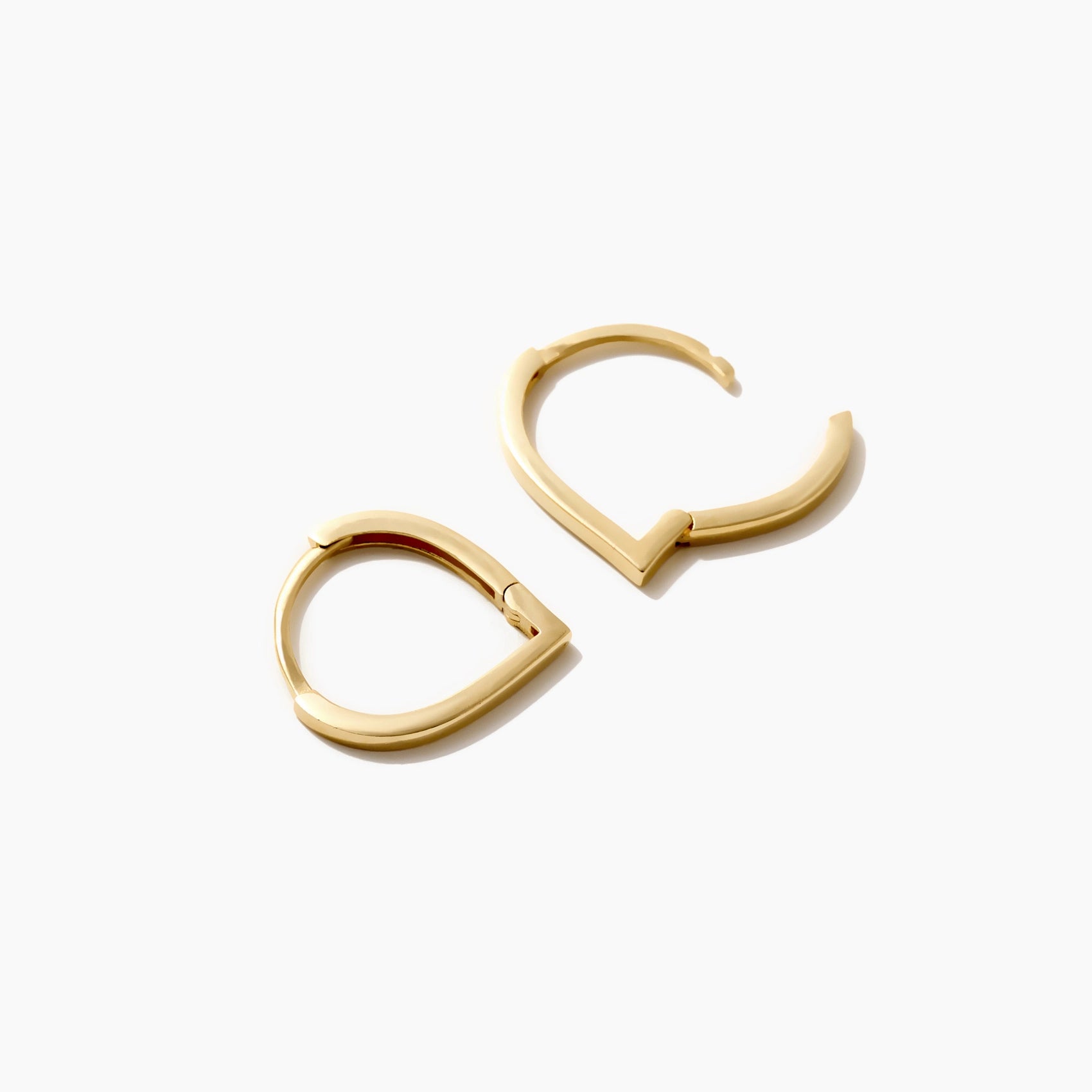 Apex 14K Gold-Huggie-Ohrringe mit V-förmigem Einschnitt. 16,4 mm hoch, Scharnier-Verschluss, hypoallergen.