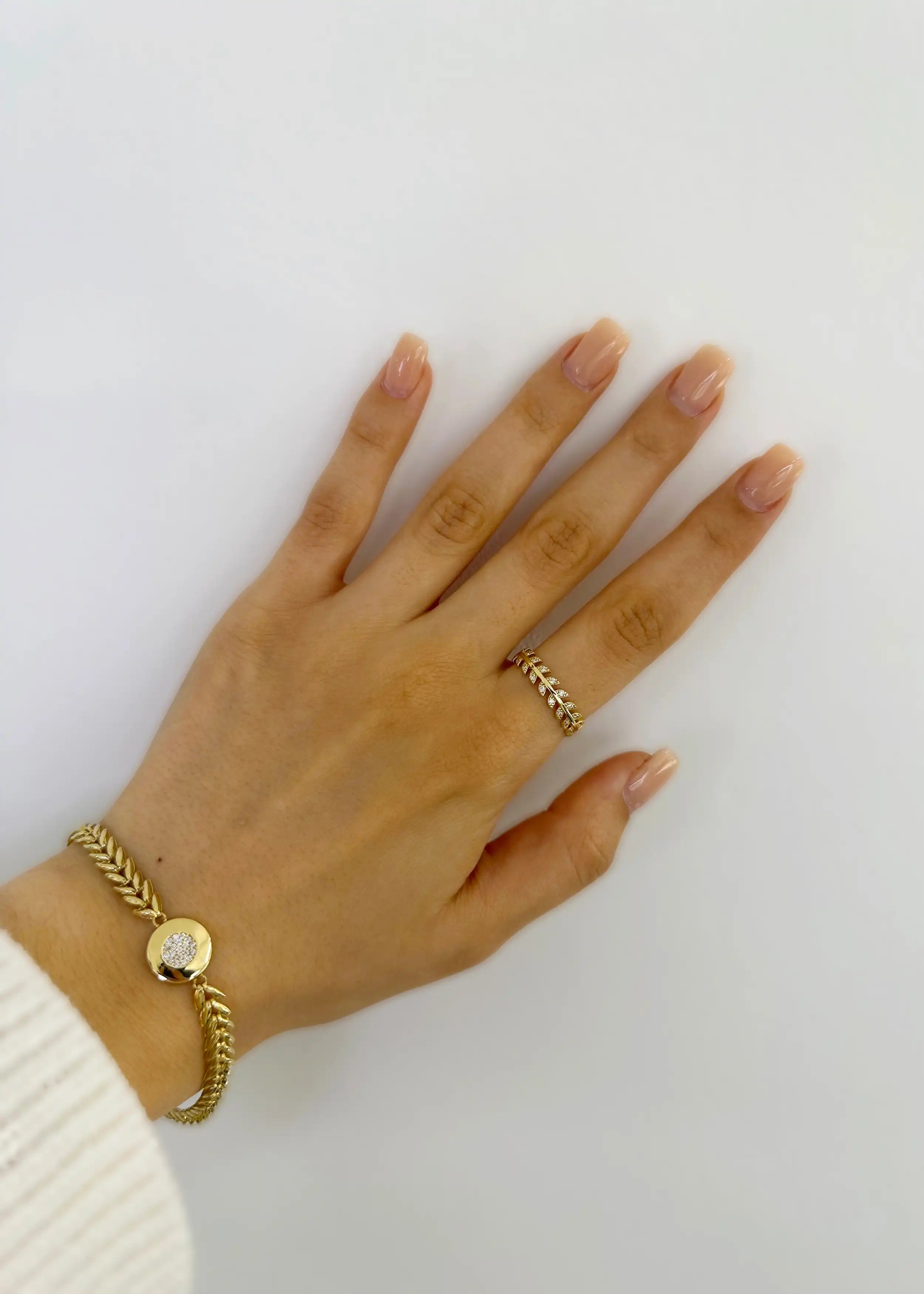 Elegantes Armband aus 14 Karat Gold im Weizenähren-Design, verziert mit einem funkelnden Zirkonia-Anhänger, der für einen edlen und luxuriösen Look sorgt.