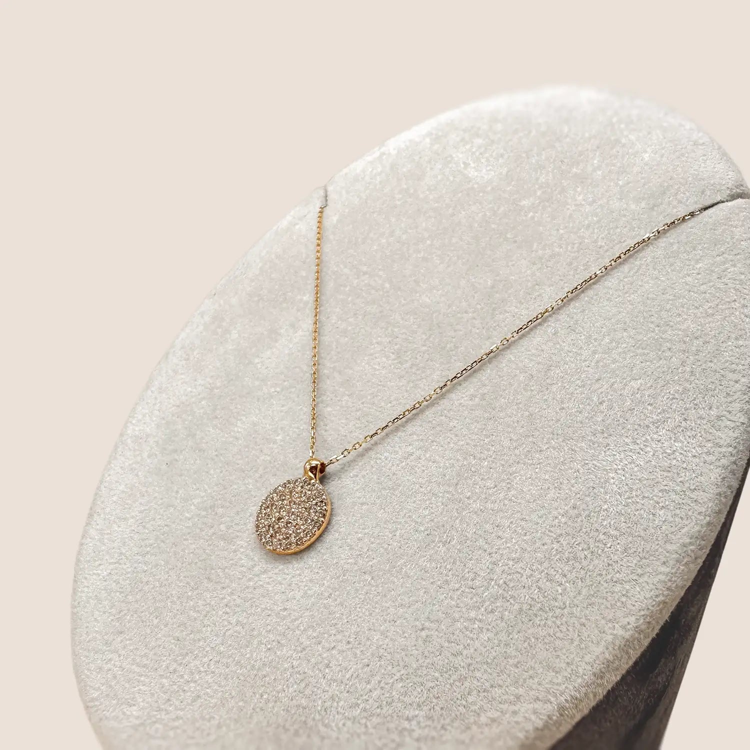Gold Scheibenanhänger – Glitz Disc Kette | Elegante Gold Disc Pendant Necklace für Damen- Anadolu Juwelier 