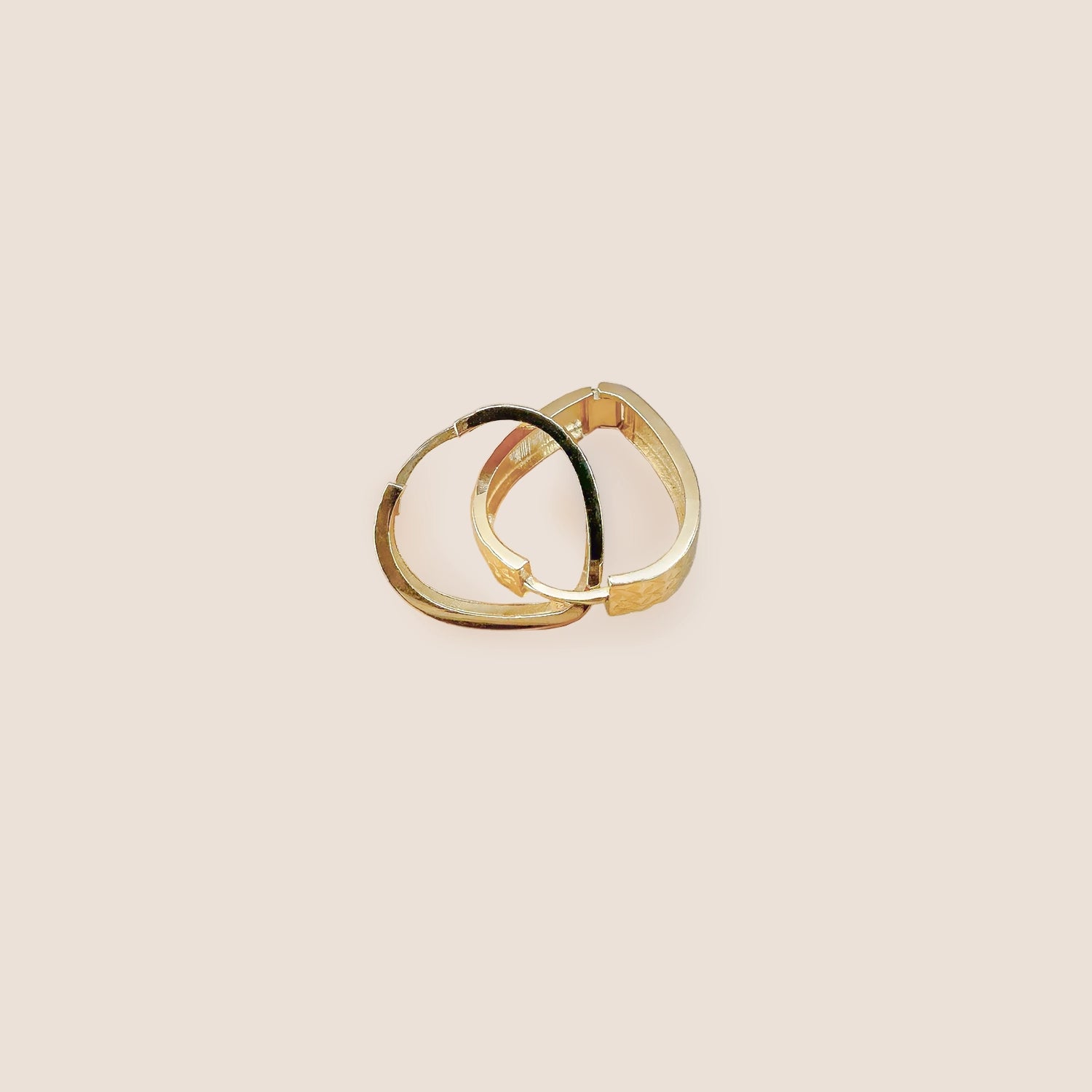 Creolen Gold-Ohrringe in Herzform mit Muster aus 14 Karat Gelbgold mit Schnappverschluss – Minimalistisch, romantisch und klassisch