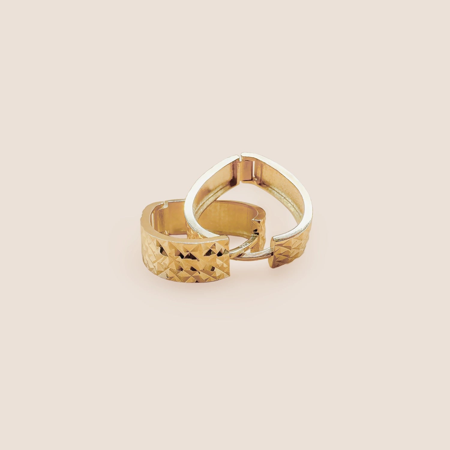 Creolen Gold-Ohrringe in Herzform mit Muster aus 14 Karat Gelbgold mit Schnappverschluss – Minimalistisch, romantisch und klassisch