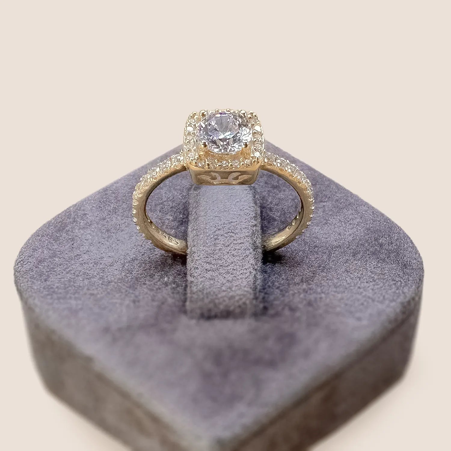 Goldring mit rundem Zirkonia-Stein und funkelnden Akzenten