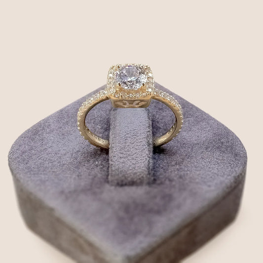 Goldring mit rundem Zirkonia-Stein und funkelnden Akzenten