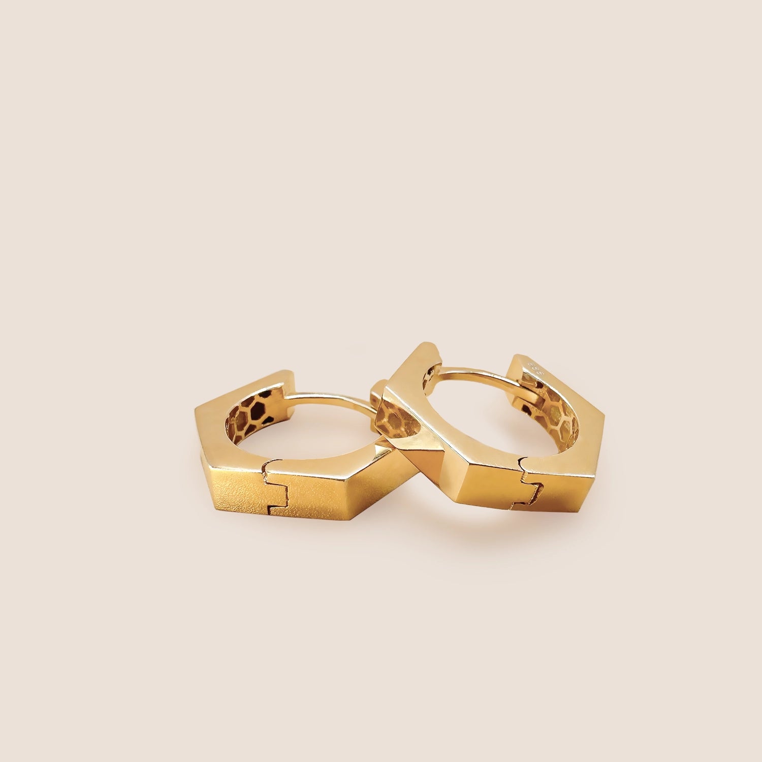 Hexagon Creolen Ohrringe aus 14 Karat Gold mit Schnappverschluss – Minimalistisches, klassisches Design in glänzendem Gelbgold