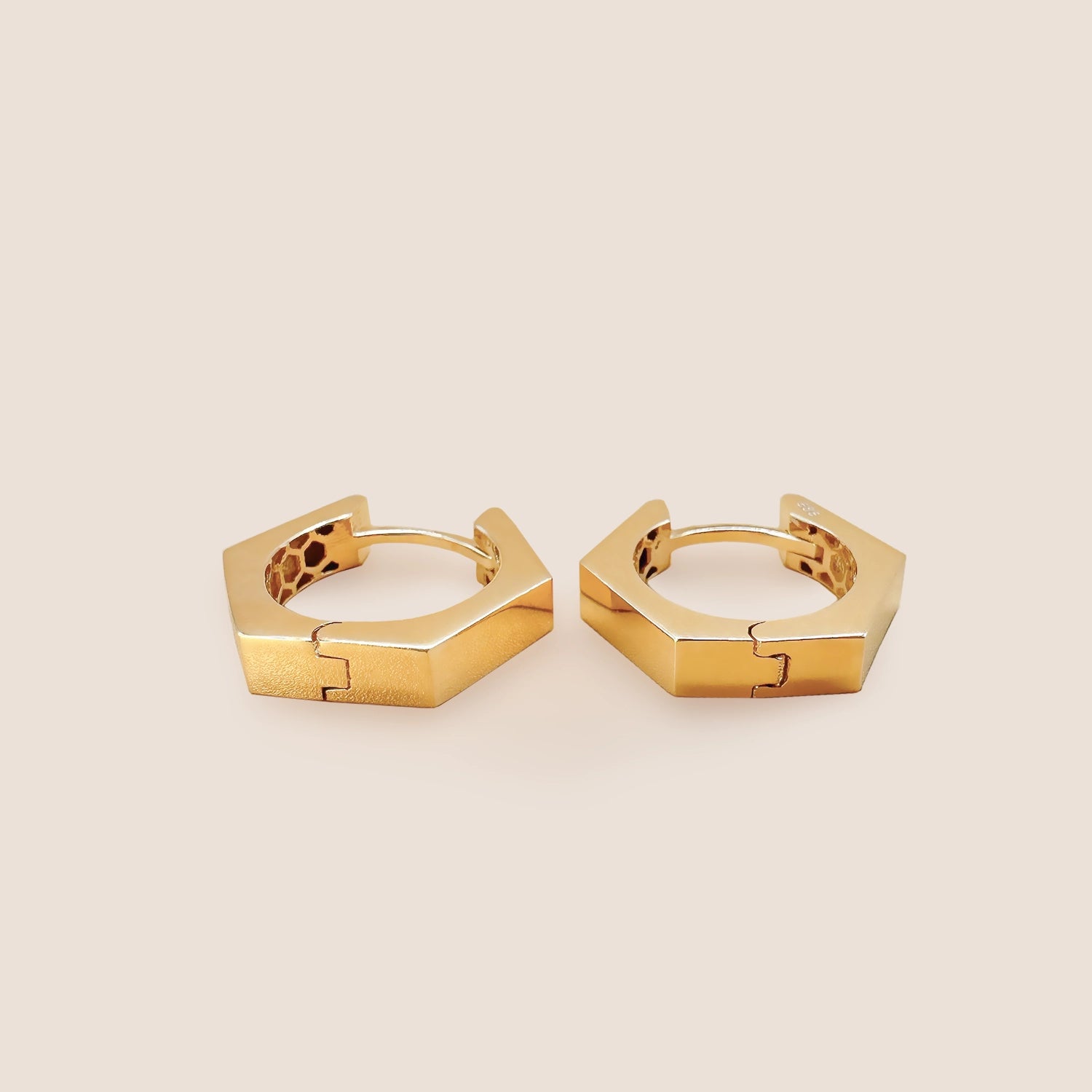 Hexagon Creolen Ohrringe aus 14 Karat Gold mit Schnappverschluss – Minimalistisches, klassisches Design in glänzendem Gelbgold