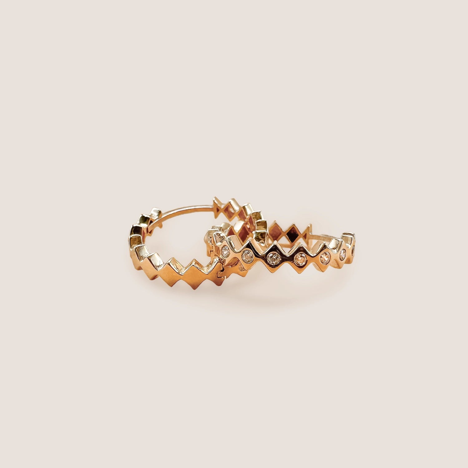 Huggie Ohrringe aus 14 Karat (585er) Gelbgold – Klassischer Minimalismus mit Schnappverschluss- Anadolu Juweliere