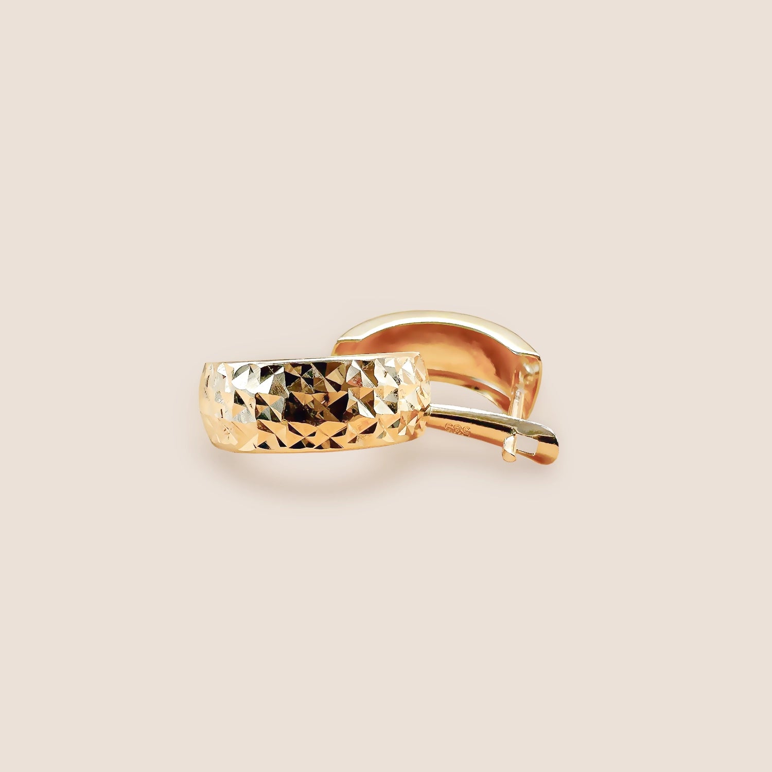 Klassische Creolen mit Muster aus 14 Karat (585er) Gold – Minimalistische Eleganz