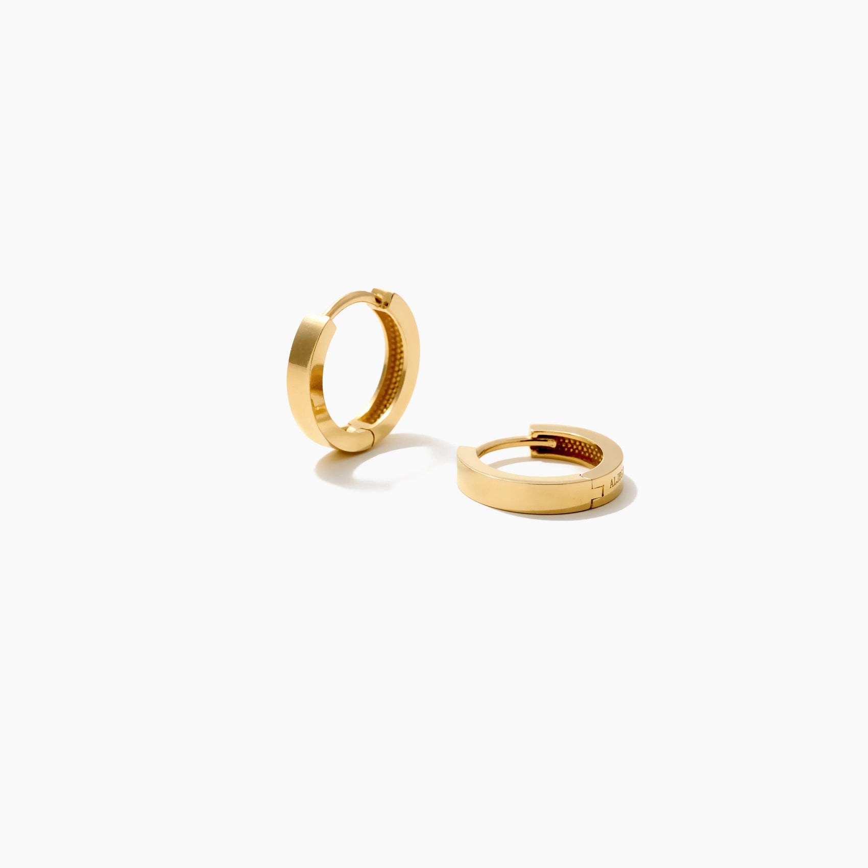 Koa 14K Gold-Huggie-Ohrringe – glatte Oberfläche, 13,3 mm breit, Scharnier-Verschluss.