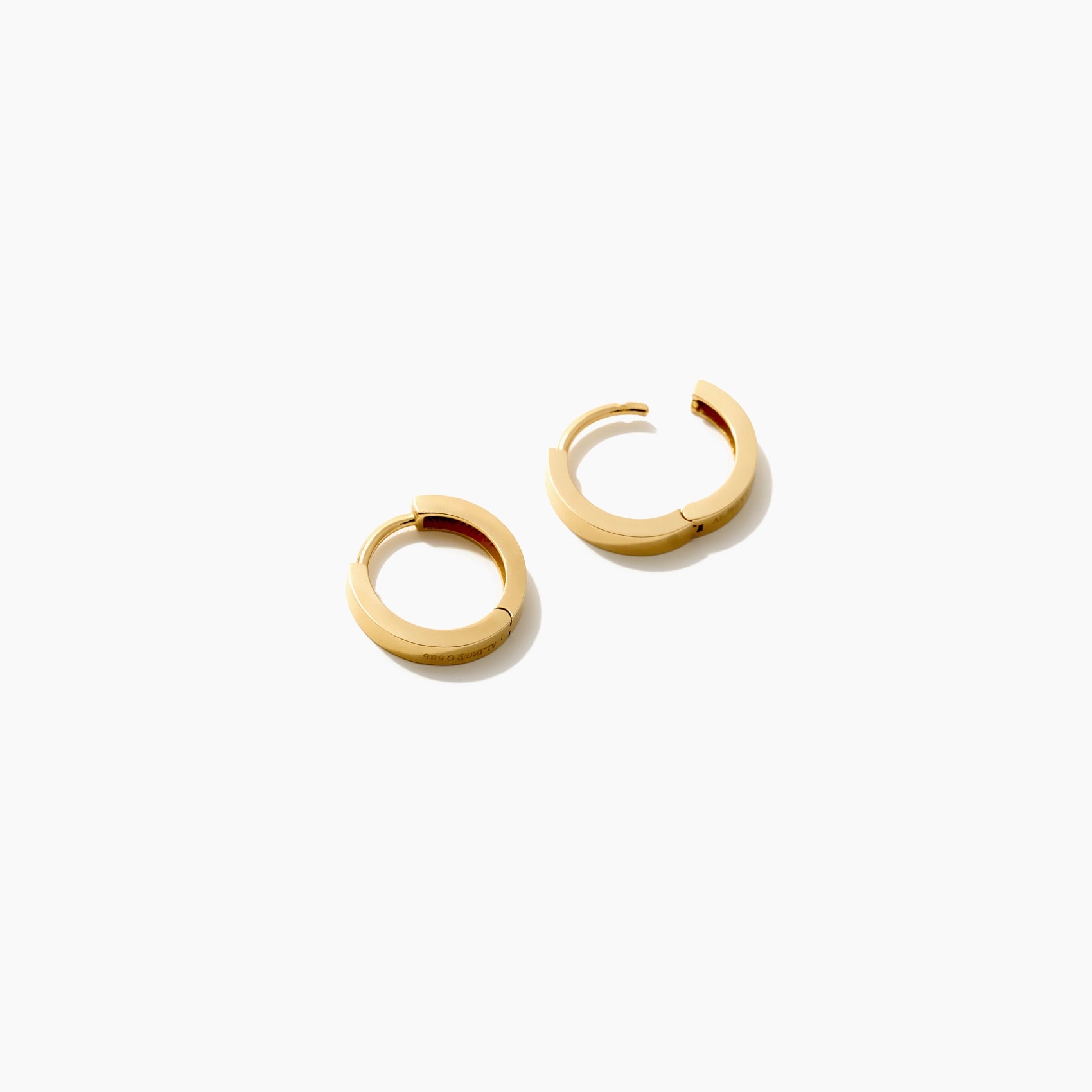 Koa 14K Gold-Huggie-Ohrringe – glatte Oberfläche, 13,3 mm breit, Scharnier-Verschluss.