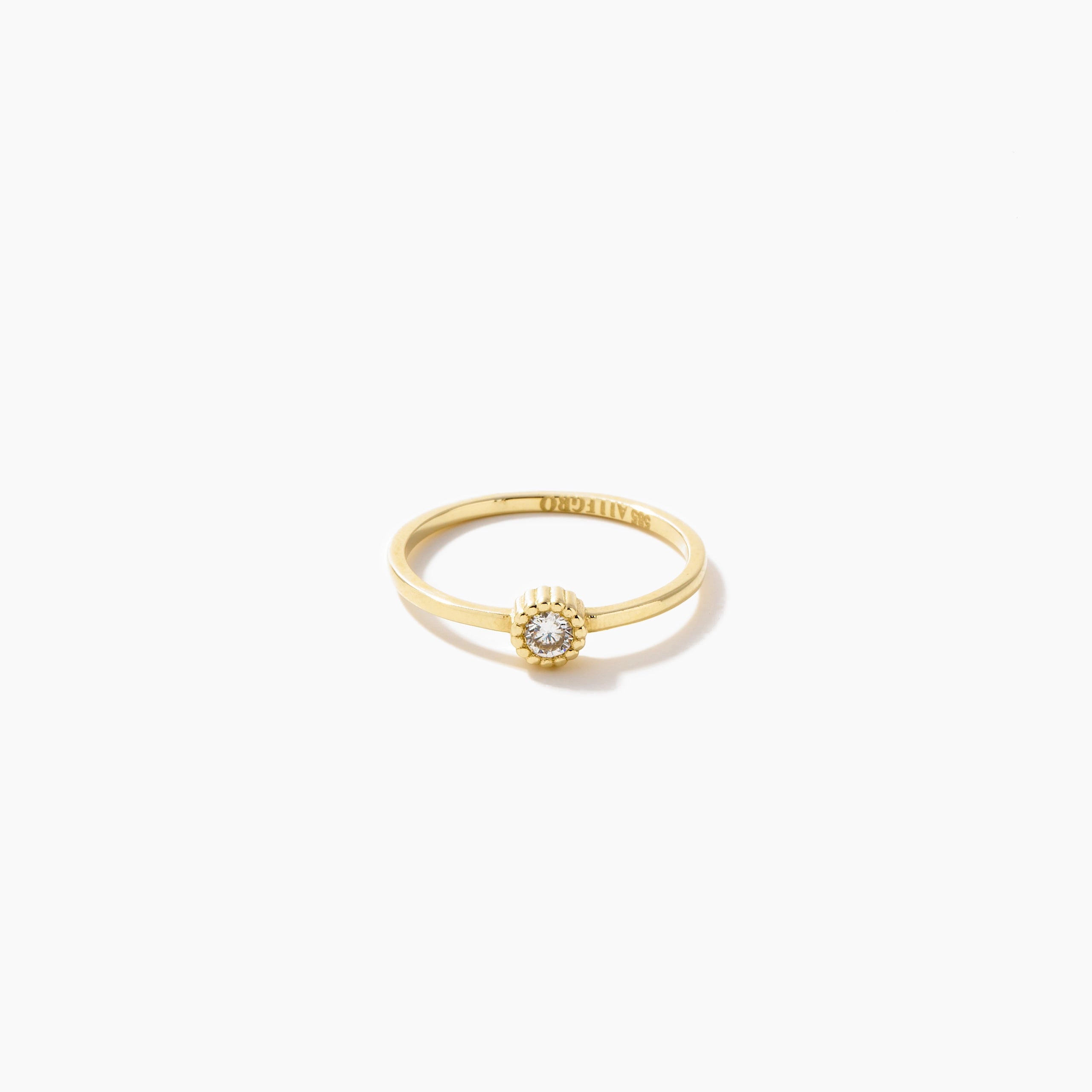 Nova 14K Gelbgoldring mit zentralem Zirkonia & dezenter Sternstruktur. Hochglanzpoliert, feine Ringschiene, Größen 52-58.