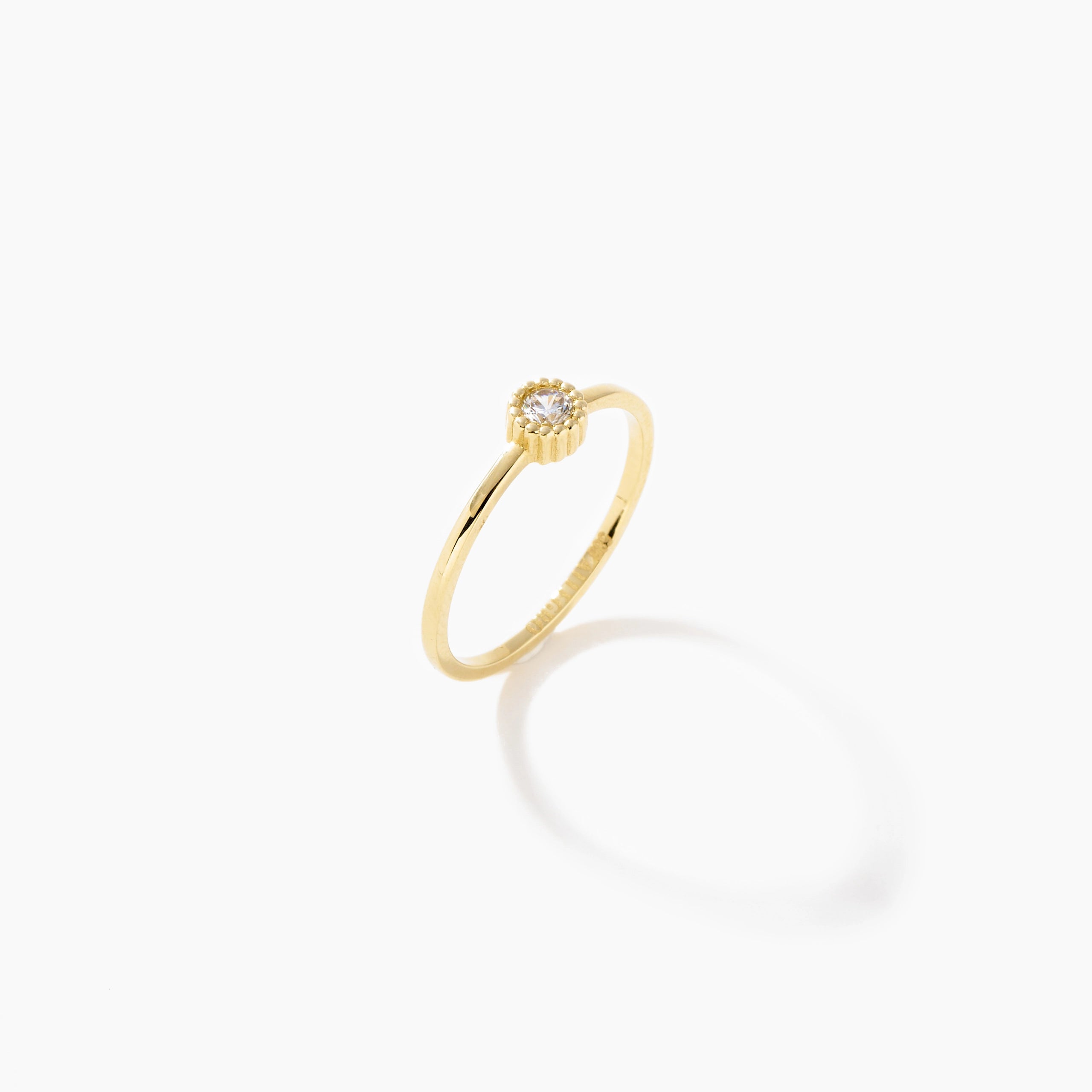 Nova 14K Gelbgoldring mit zentralem Zirkonia & dezenter Sternstruktur. Hochglanzpoliert, feine Ringschiene, Größen 52-58.