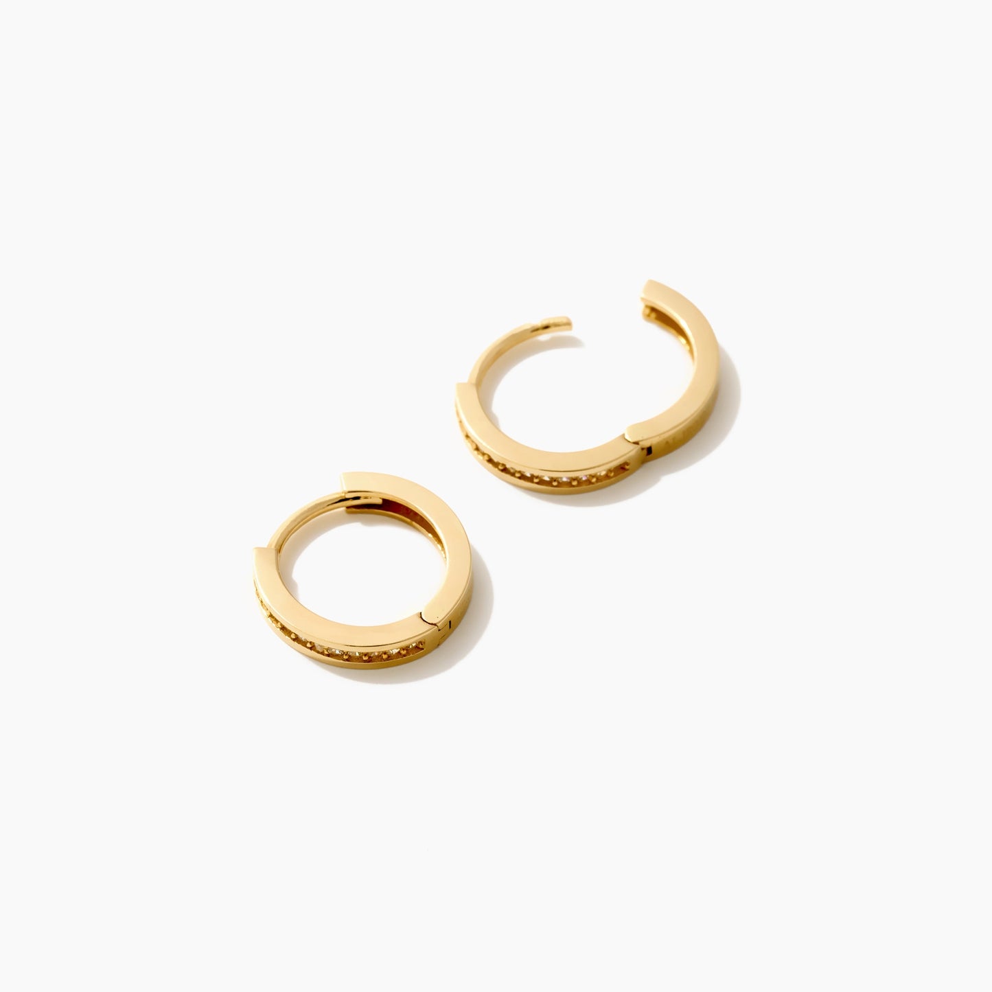 Solis 14K Gold-Huggie-Ohrringe mit Pave-Zirkonia-Besatz. 13 mm breit, Scharnier-Verschluss, hypoallergen.