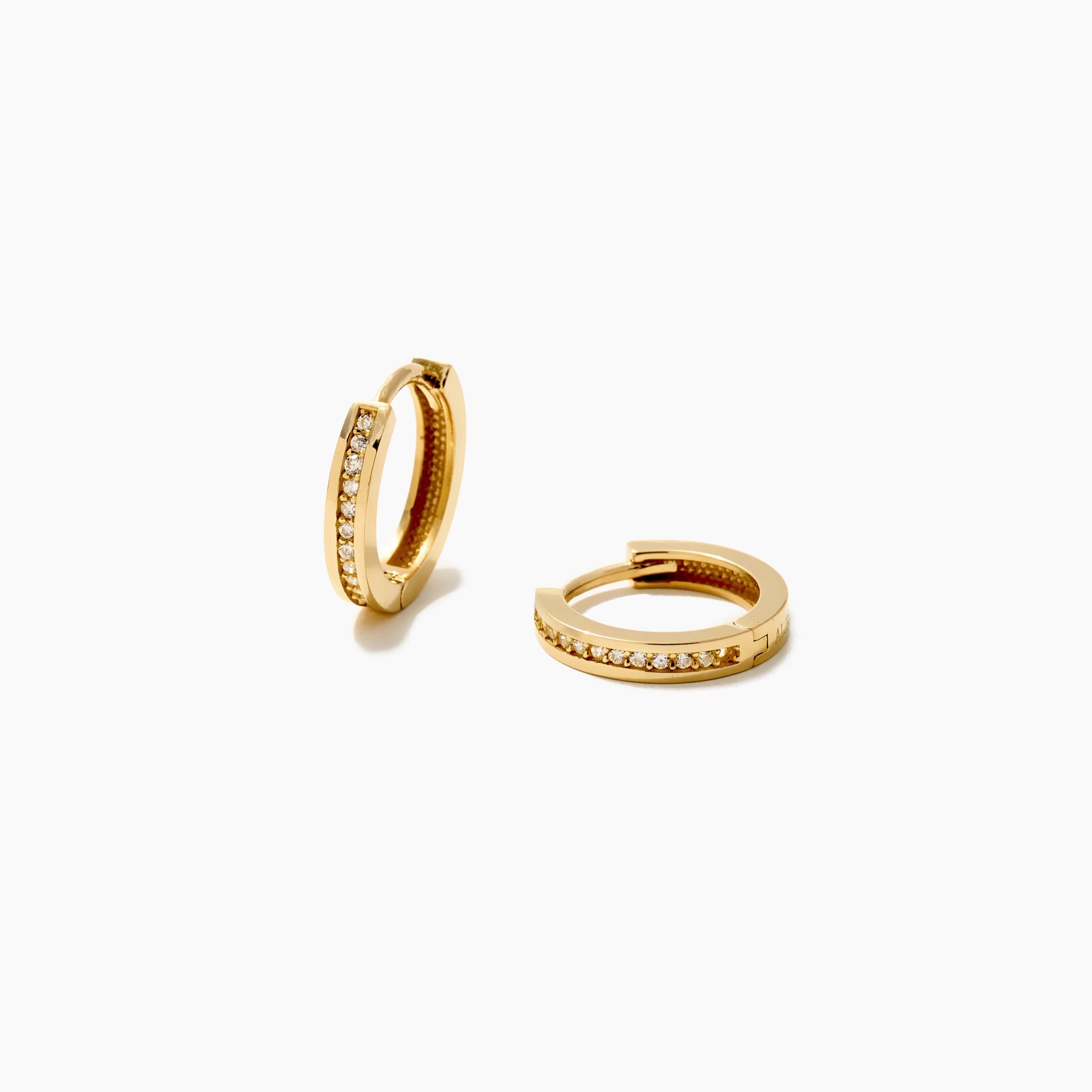 Solis 14K Gold-Huggie-Ohrringe mit Pave-Zirkonia-Besatz. 13 mm breit, Scharnier-Verschluss, hypoallergen.