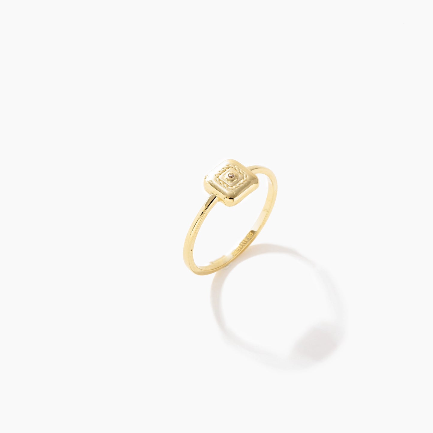 Vega 14K Gelbgoldring mit quadratischer Textur & mittigem Zirkonia. Hochglanzpoliert, geometrisches Design, Größen 52-58.