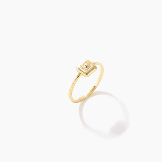 Vega 14K Gelbgoldring mit quadratischer Textur & mittigem Zirkonia. Hochglanzpoliert, geometrisches Design, Größen 52-58.