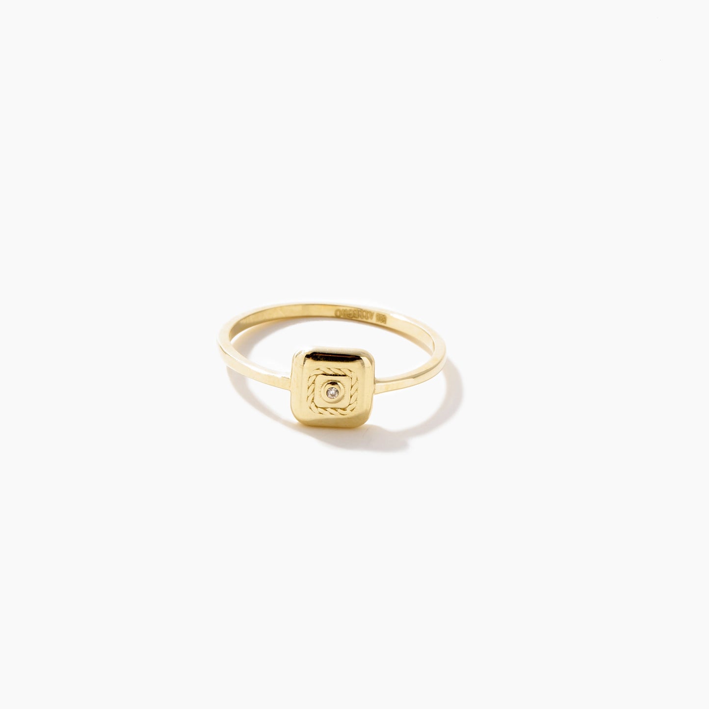 Vega 14K Gelbgoldring mit quadratischer Textur & mittigem Zirkonia. Hochglanzpoliert, geometrisches Design, Größen 52-58.