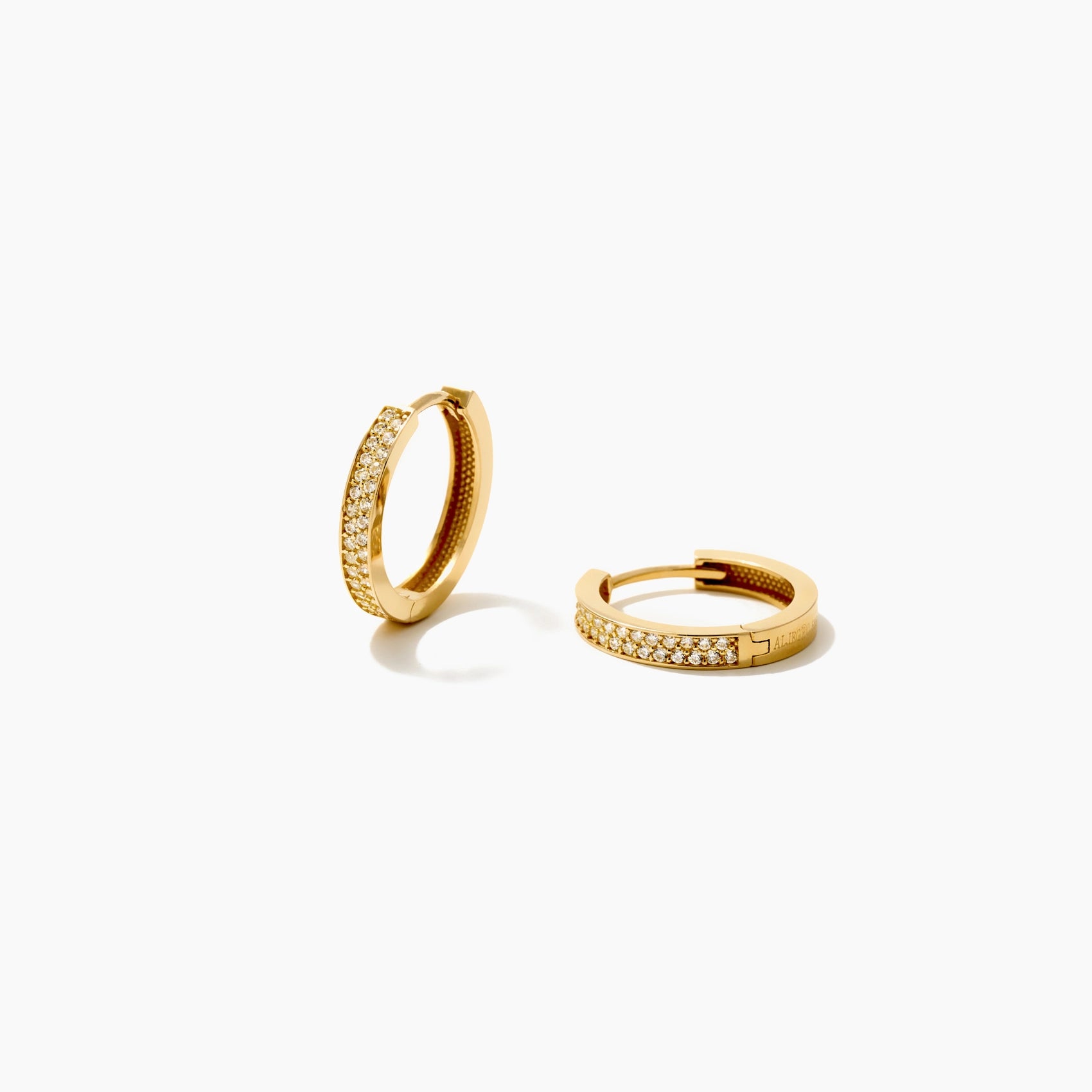 Vela 14K Gold-Huggie-Ohrringe mit Pave-Zirkonia-Besatz. 15,7 mm breit, Scharnier-Verschluss, hypoallergen.
