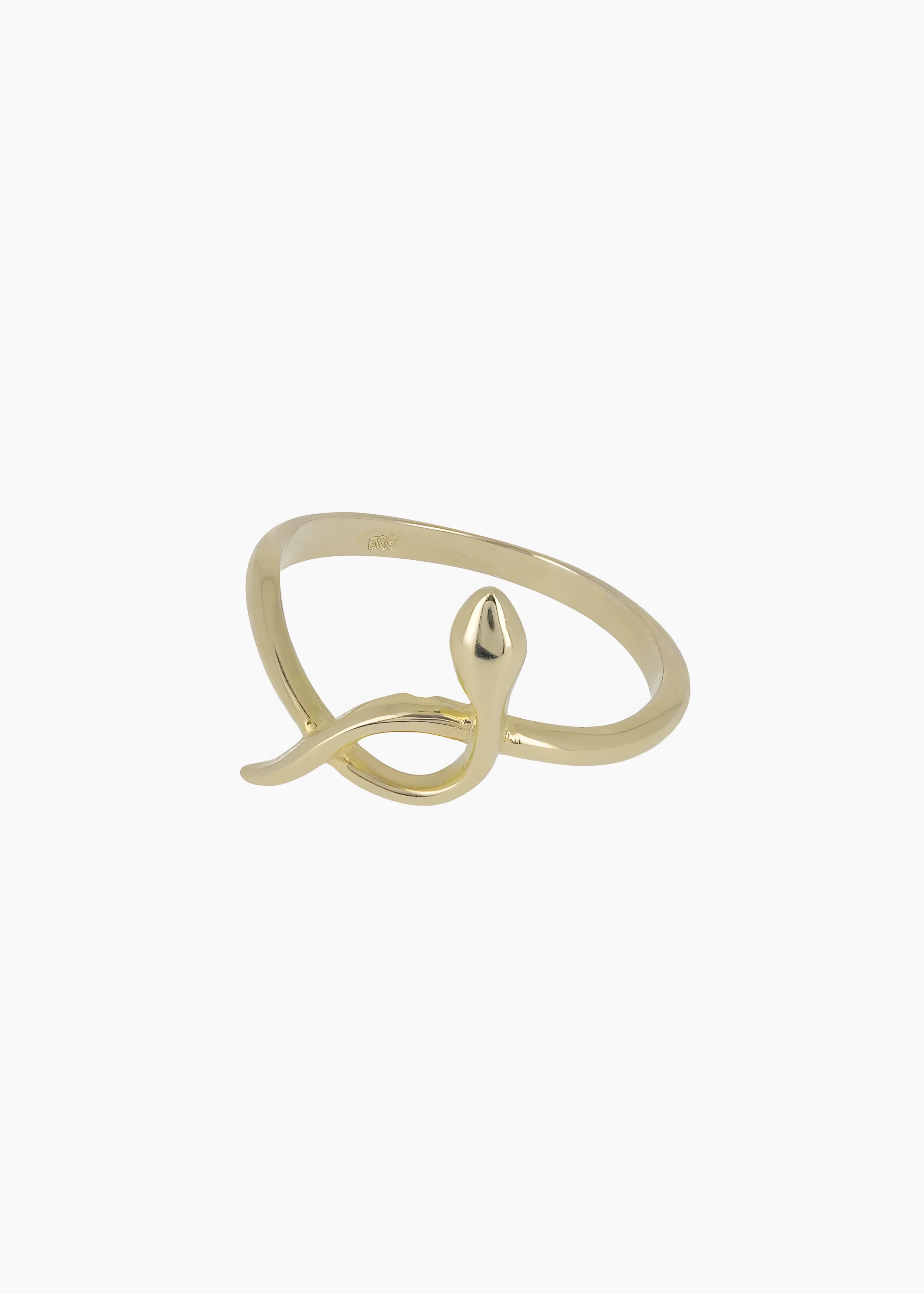 Goldener 14-Karat-Ring mit stilisiertem Schlangendesign, gehalten in der Hand einer Person mit naturfarbenen Nägeln. Die Person trägt ein weißes Kleidungsstück und sitzt auf beige Stoff.